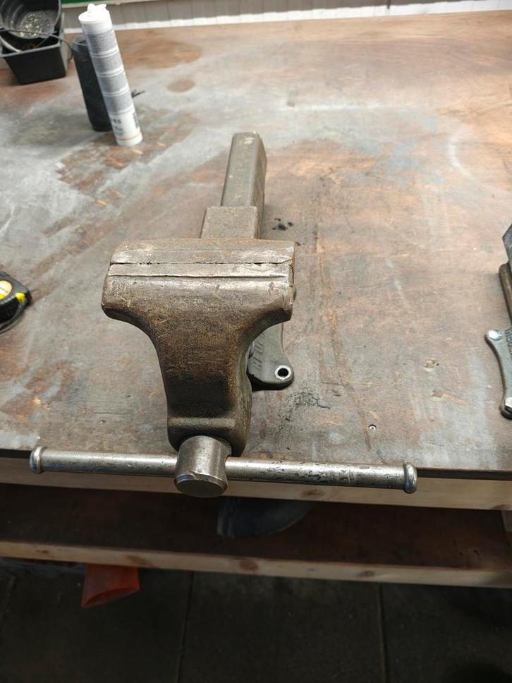 Grote heuer front Brockhaus bankschroef met pijpenklem, Doe-het-zelf en Verbouw, Gereedschap | Handgereedschap, Gebruikt, Ophalen
