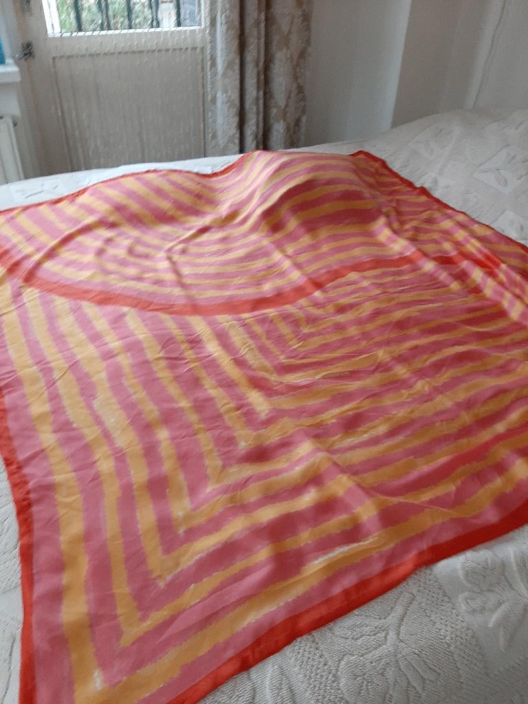 Grote sjaal rood/roze/oranje/geel tinten 145 x 150 cm, Ophalen of Verzenden, Nieuw, Maat 46/48 (XL) of groter, Sjaal