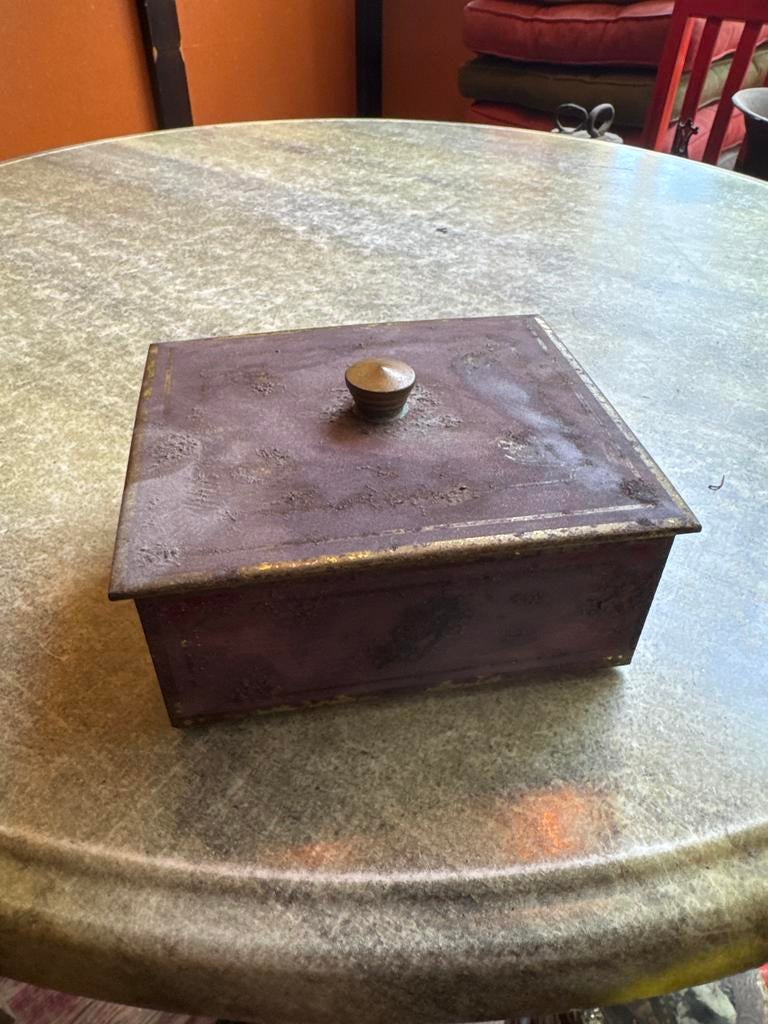 Antieke metalen doos met koperen knop, Ophalen of Verzenden