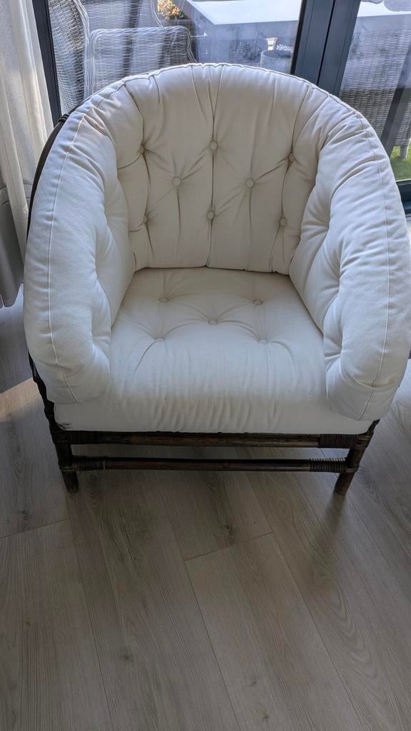 Manou fauteuil met witte kussens, Ophalen, Zo goed als nieuw, 50 tot 75 cm, Riet of Rotan