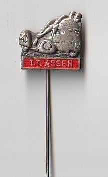 mooie volmetaal motor race speld TT Assen, Verzamelen, Speldjes, Pins en Buttons, Ophalen of Verzenden, Zo goed als nieuw, Overige onderwerpen