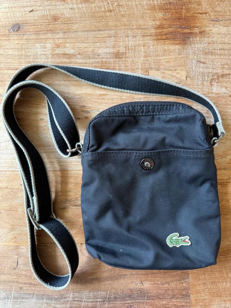 Vintage Lacoste Schoudertasje Crossbody Bag Zwart Tas, Sieraden, Tassen en Uiterlijk, Tassen | Schoudertassen, Ophalen of Verzenden