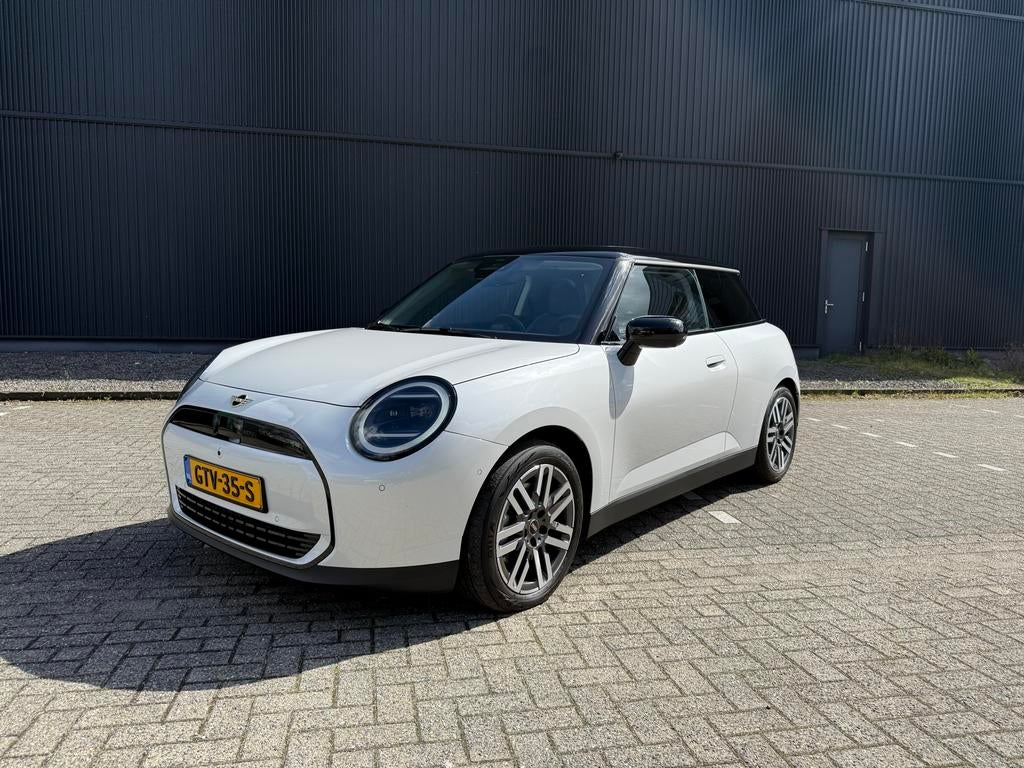 Mini Cooper E Classic L(Private Lease Overname)+ €500- bonus, Auto's, 74 pk, Zwart, 4 stoelen, Leder en Stof