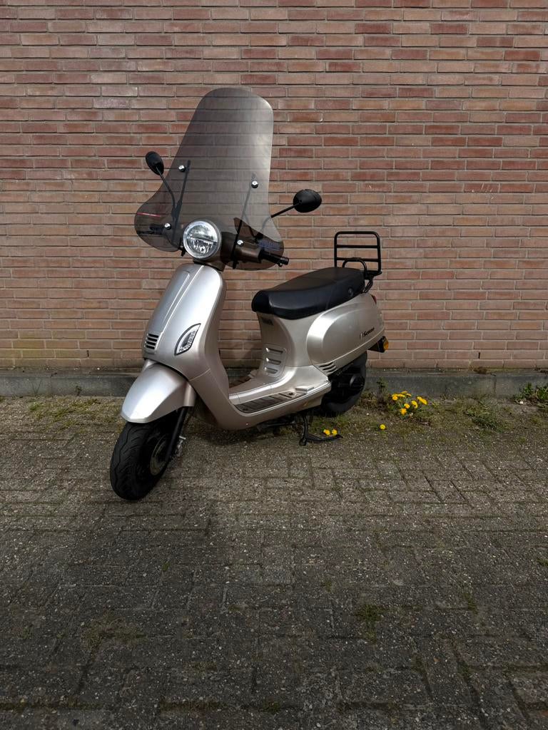 Senzo scooter, Fietsen en Brommers, Scooters | Overige merken, Ophalen of Verzenden, Zo goed als nieuw, Benzine, Maximaal 25 km/u
