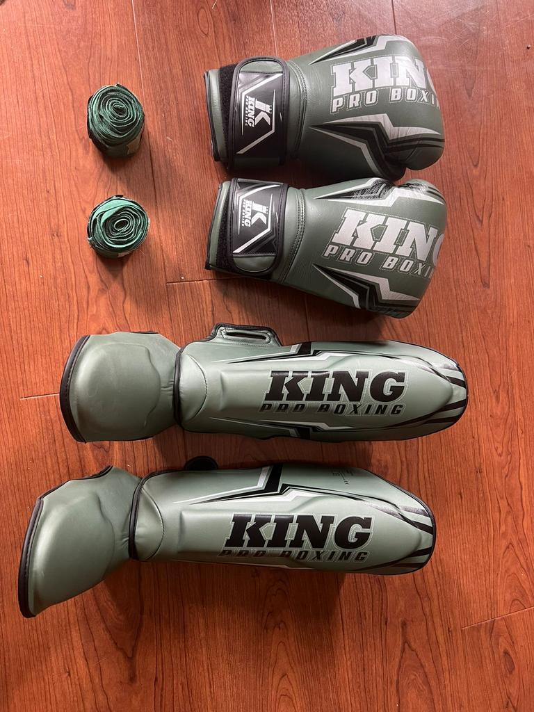 Box handschoenen en scheenbeschermers, Ophalen of Verzenden, Zo goed als nieuw