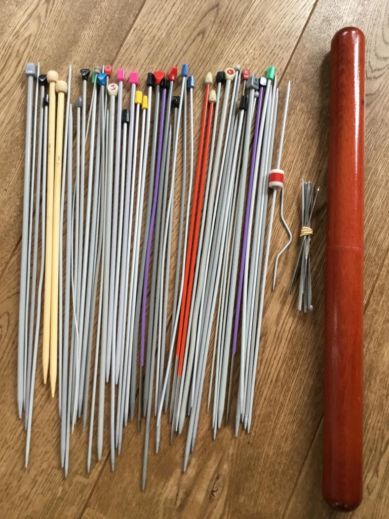 Grote collectie breinaalden met opbergkoker en haaknaalden, Ophalen of Verzenden, Gebruikt, Breien, Naald