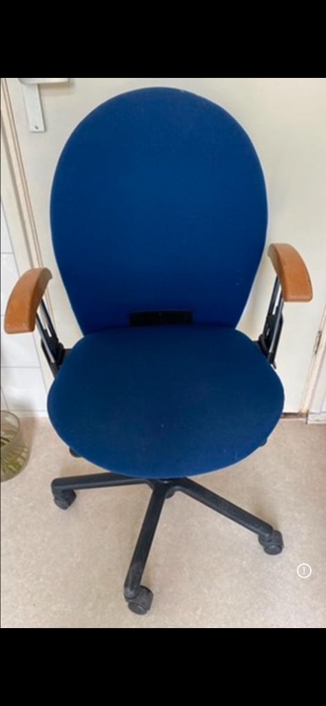 Bureaustoel blauw met armleuning, Ophalen of Verzenden, Zo goed als nieuw, Blauw, Bureaustoel