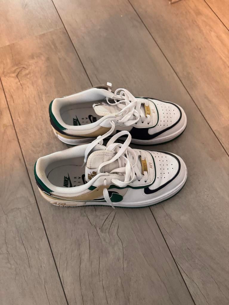 Nike Air Force 1 Sneakers - Wit/Groen/Goud, Kleding | Dames, Schoenen, Ophalen of Verzenden, Gedragen, Wit, Sneakers of Gympen
