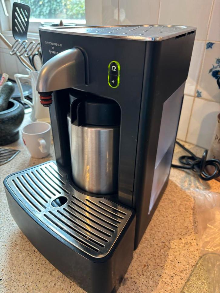 Nespresso Cappuccinatore CS2 - Professioneel apparaat, Witgoed en Apparatuur, Koffiezetapparaten, Gebruikt, Koffiepads en cups