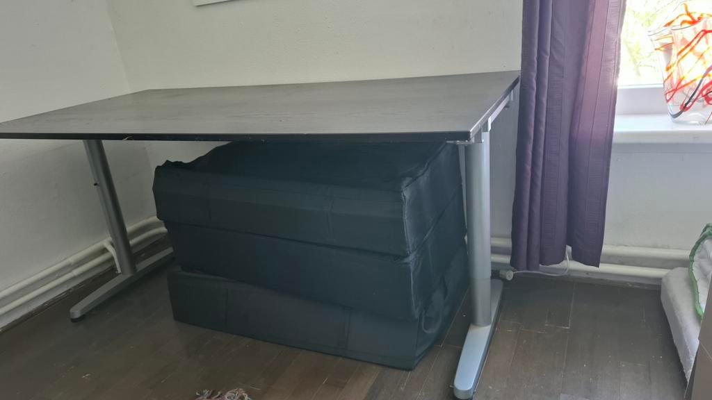 Eettafel met metalen onderstel, Huis en Inrichting, Tafels | Eettafels, Ophalen, Gebruikt, Rechthoekig