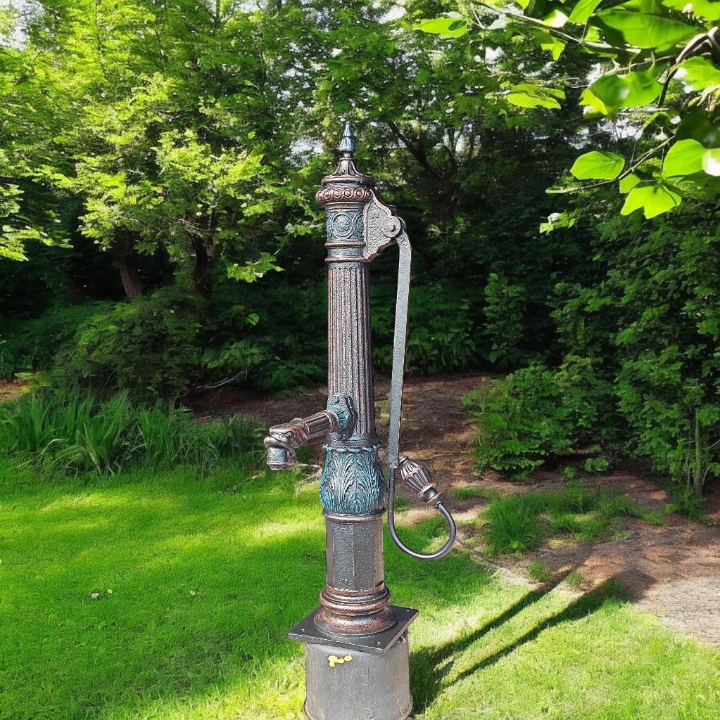 Oude antieke handpomp voor water, gerenoveerd, Ophalen