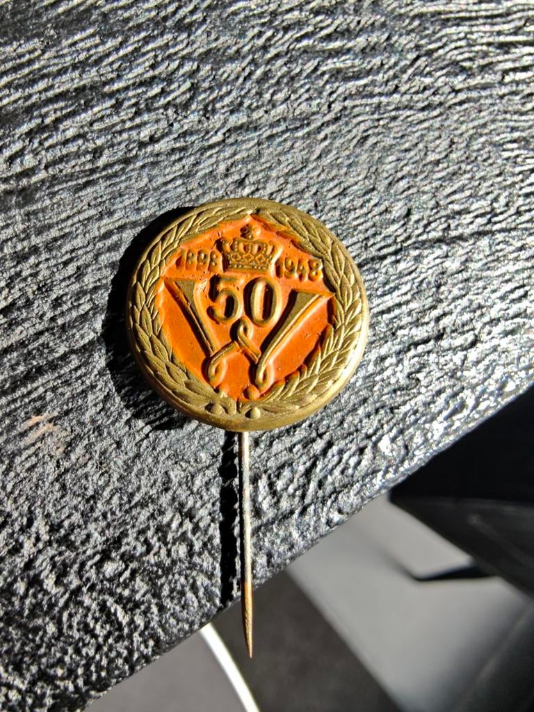 Ter gelegenheid van het 50-jarig regeringsjubileum van konin, Verzamelen, Speldjes, Pins en Buttons, Ophalen of Verzenden, Gebruikt