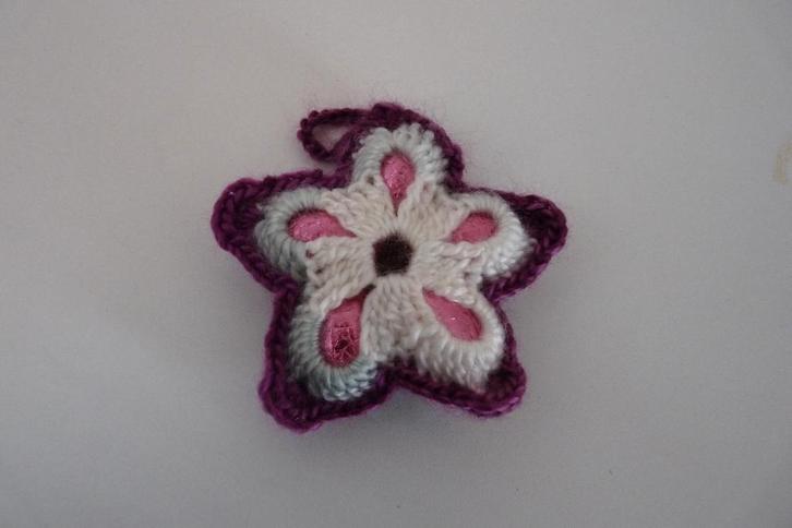 Nieuw gehaakte hanger bloem (paars) met eitjes, Diversen, Pasen, Nieuw, Ophalen of Verzenden