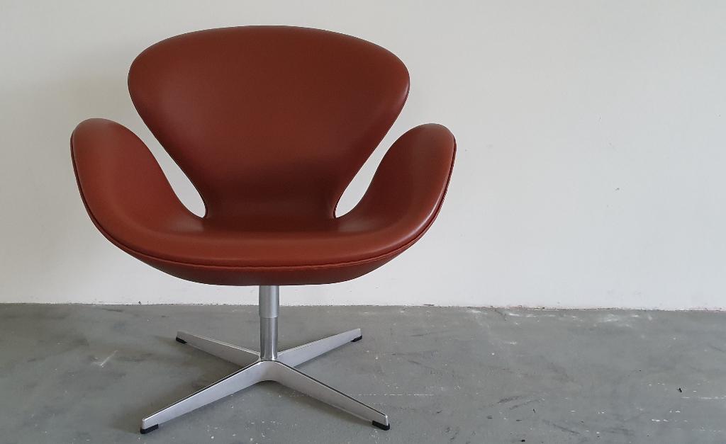 Fritz Hansen swan chair rood bruin leder, Ophalen, 75 tot 100 cm, Zo goed als nieuw, Modern