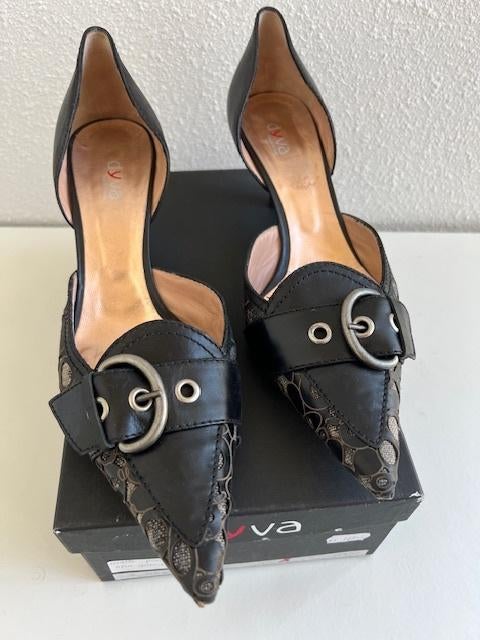 DYVA pumps kittten heel - leer met zwarte stof en gesp 41, Kleding | Dames, Schoenen, Pumps, Verzenden, Zwart, DYVA