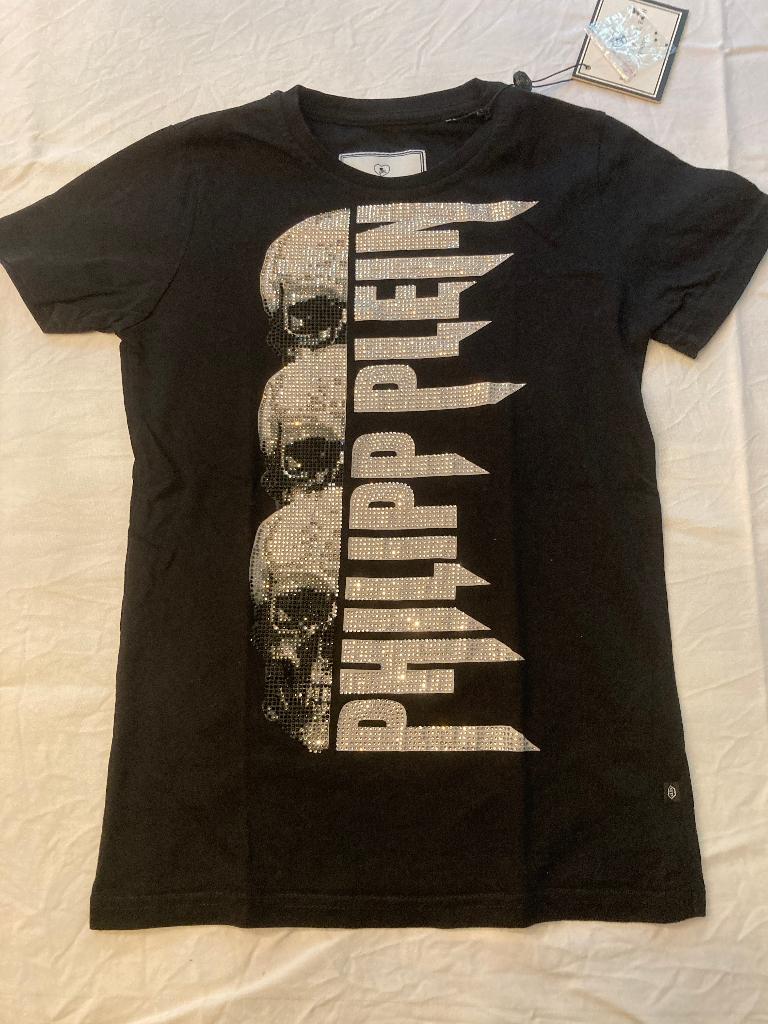 Philipp plein zwart ss shirt gothic look maat 128 als nieuw!, Kinderen en Baby's, Kinderkleding | Maat 128, Philipp Plein, Jongen of Meisje