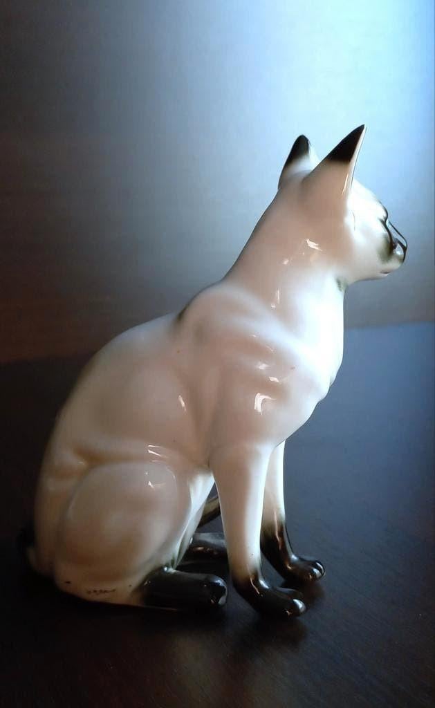 vintage keramiek beeldje van een zittende Siamese kat, Ophalen of Verzenden