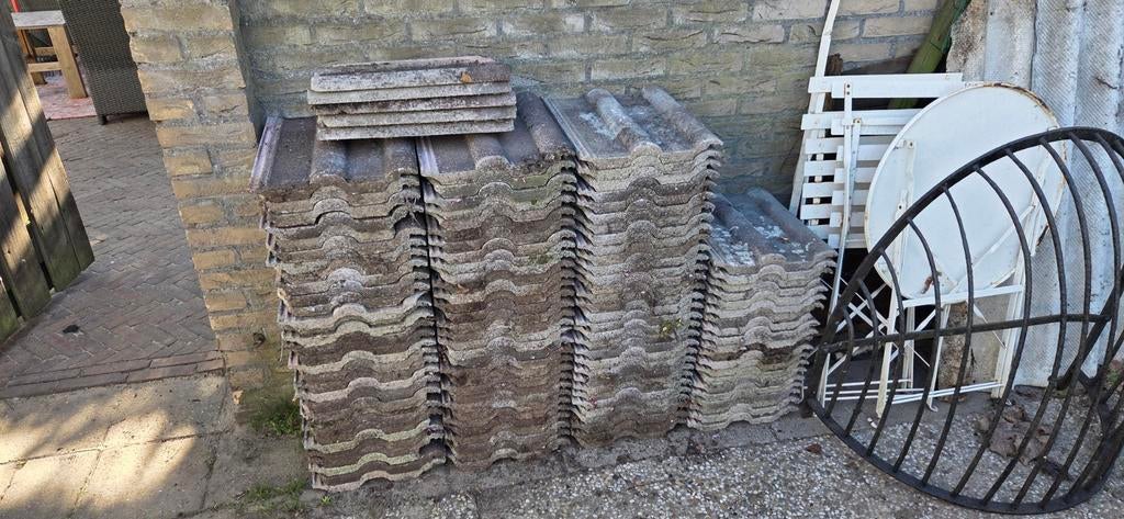 Gratis afhalen 110 stuks betonpannen, Ophalen of Verzenden, Steen of Klei, 5 tot 10 m², Dakpannen