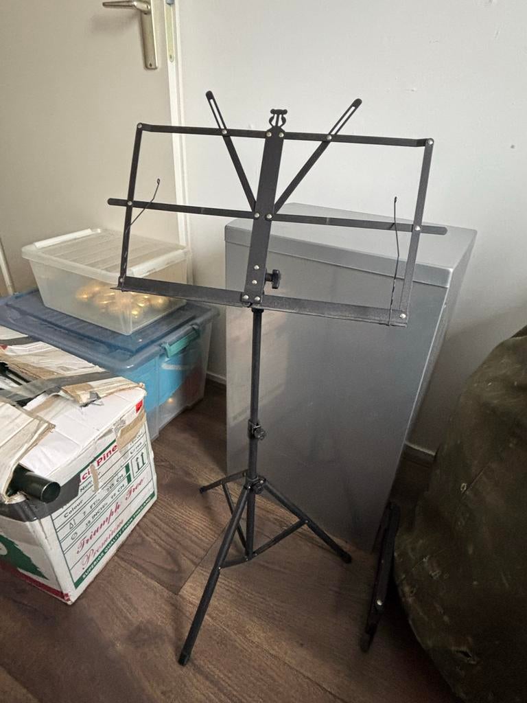 2 Muziekstandaards: Zwart en Zilver - Handig voor Bladmuziek, Muziek en Instrumenten, Ophalen of Verzenden, Gebruikt, Muziekstandaard