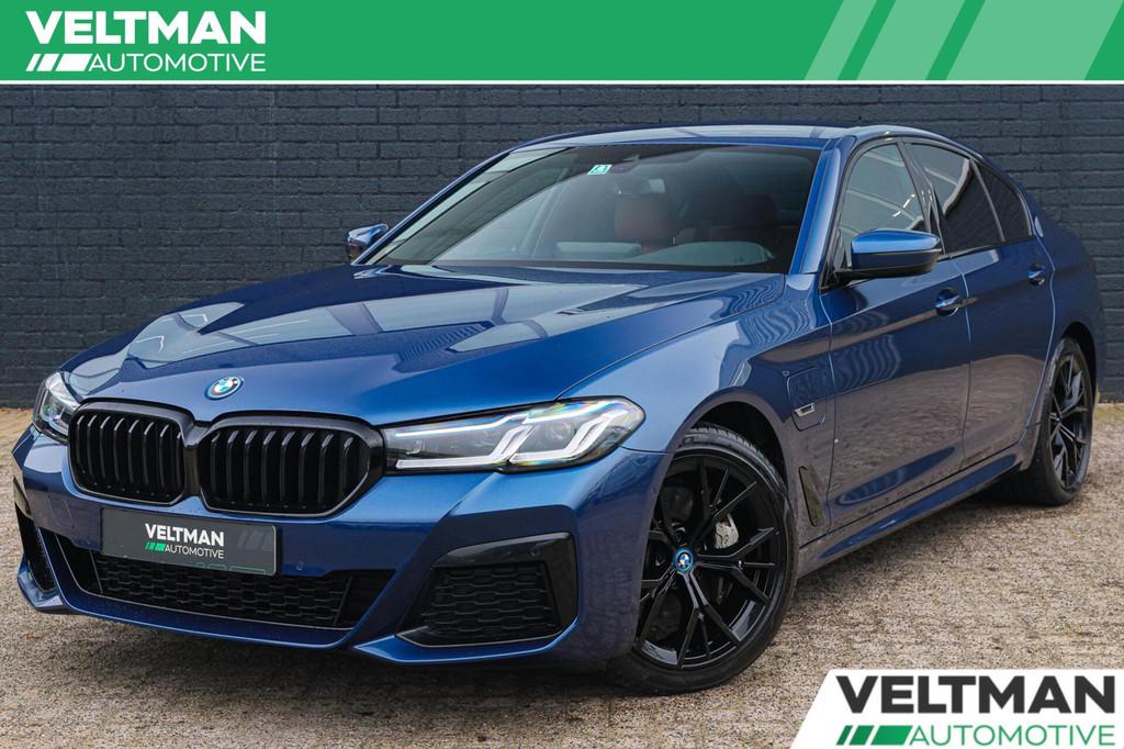 BMW 5-serie 545e xDrive M-SPORT LASER HARMAN KARDON CARPLAY, Auto's, BMW, Gebruikt, Euro 6, 2000 kg, Blauw