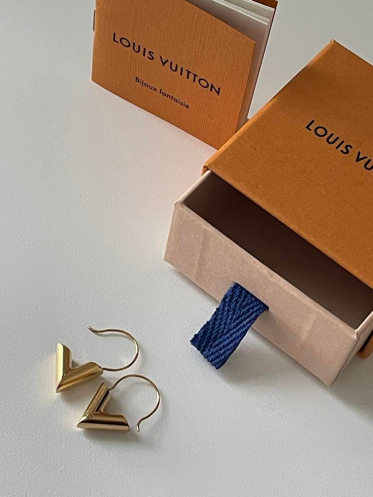 Louis Vuitton Essential V hoop oorbellen, Overige materialen, Ophalen of Verzenden, Goud, Hangers