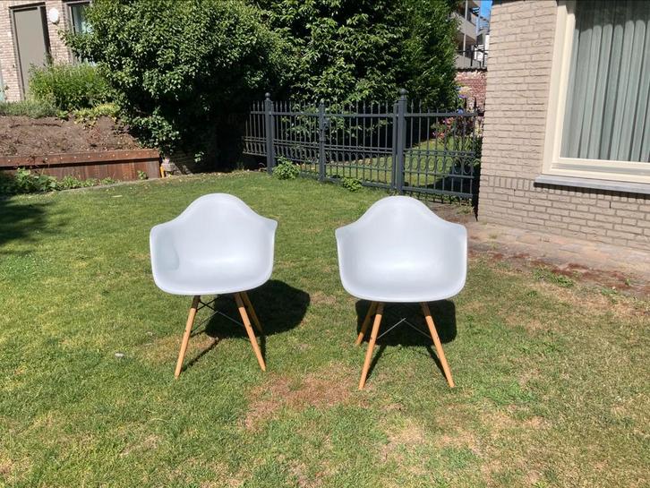 Witte kuipstoelen – Eames replica, stevig en stijlvol., Huis en Inrichting, Stoelen, Zo goed als nieuw, Twee, Kunststof, Wit, Ophalen of Verzenden