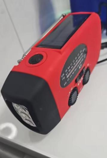 Draagbare FM / AM noodradio op zonne energie met zaklamp  beschikbaar voor biedingen