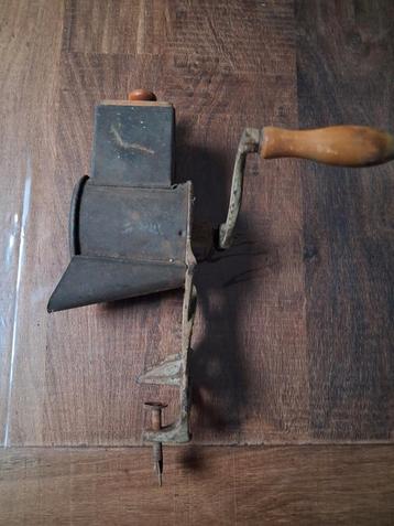 uit oma's keuken grote nostalgische oude amandelrasp beschikbaar voor biedingen