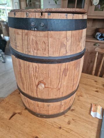 Houten Ton met Metalen Banden - Decoratief beschikbaar voor biedingen