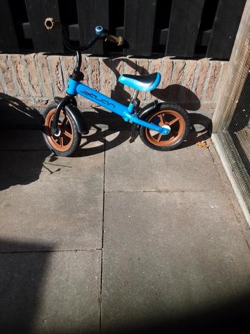 Stoer loopfietsje Met massieve banden beschikbaar voor biedingen