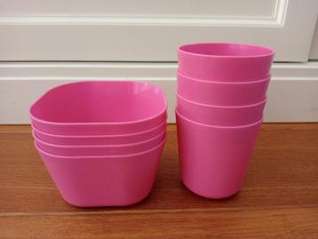 Roze bakjes en drink bekers beschikbaar voor biedingen
