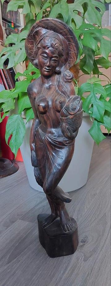 Houten beeld van een naakte Aziatische dame ca 58 cm hoog beschikbaar voor biedingen