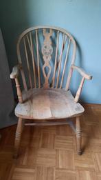 Oude houten stoel met armleuningen, Ophalen