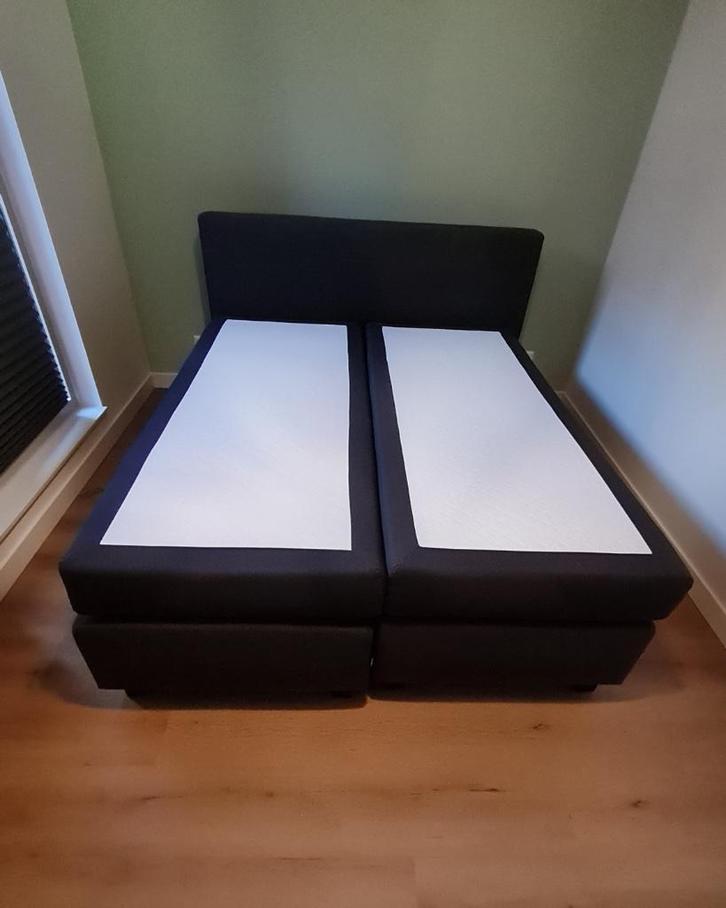 boxspring Karlsson Arendal Kvadrat vlak gestoffeerde matras, Huis en Inrichting, Slaapkamer | Boxsprings, Gebruikt, 160 cm, 200 cm
