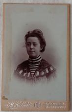 CDV.M.H.Ladde, Amsterdam Nieuwendijk 57-59.Jonge vrouw, Ophalen of Verzenden, Voor 1940, Gebruikt