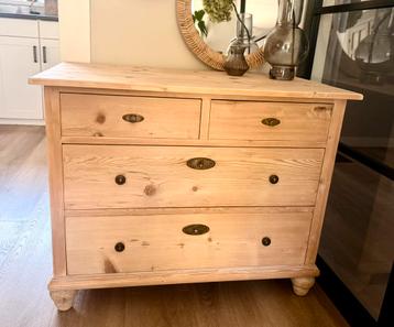 Vintage oud grenen ladekast beschikbaar voor biedingen