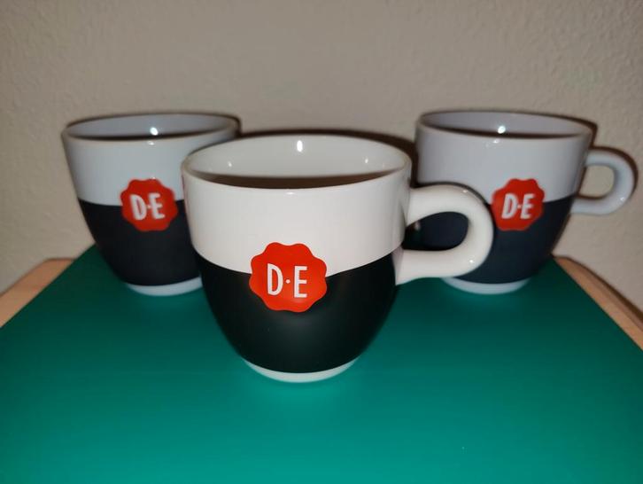 Drie Douwe Egberts mokken, 1 wit/krijt en 2 grijs/krijt, Huis en Inrichting, Keuken | Servies, Zo goed als nieuw, Kop(pen) en/of Schotel(s)