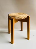 Scandinavisch design kruk met rieten zitting, Huis en Inrichting, Krukjes, Ophalen of Verzenden, Gebruikt, Hout