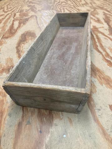 Oude houten trog beschikbaar voor biedingen