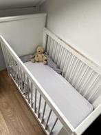 Wit ledikant met grijze Koeka boxbumper, Kinderen en Baby's, Babywiegjes en Ledikanten, Ophalen of Verzenden, Gebruikt, Ledikant