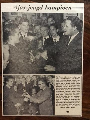 Voetbal krantenartikel Ajax Jeugd Kampioen 1964  met Cruijff beschikbaar voor biedingen