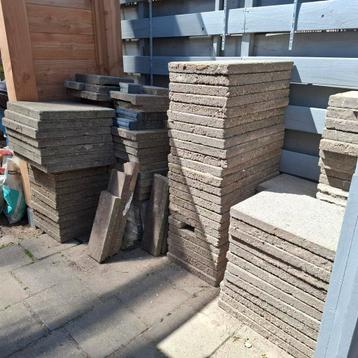 Gratis betontegels  diverse maten  beschikbaar voor biedingen