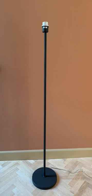 Staande lampvoet voor vloerlamp beschikbaar voor biedingen