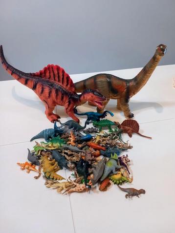 2 grote en heel veel kleine dinosaurussen. beschikbaar voor biedingen