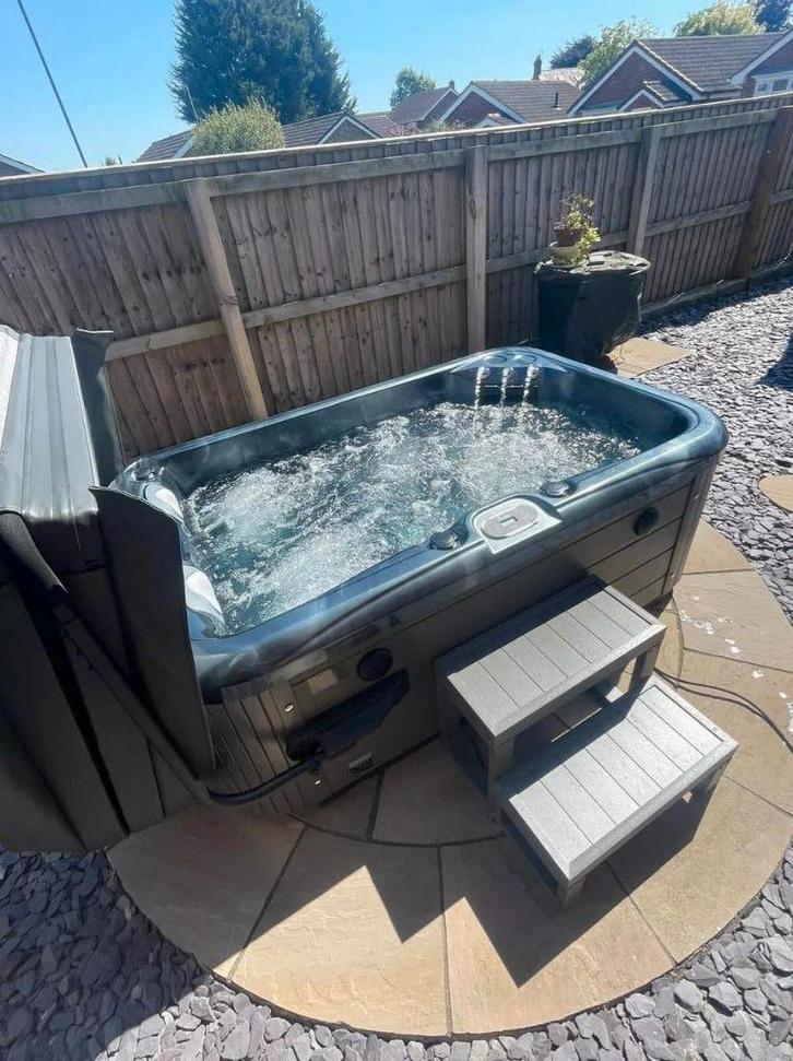Palm Spas jacuzzi - 2 personen, Tuin en Terras, Bubbelbaden en Hottubs, Zo goed als nieuw, Vast, Pomp, Trap, Ophalen of Verzenden