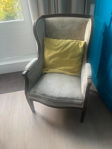 Antieke fauteuil met houten frame – karaktervol en comfortab beschikbaar voor biedingen