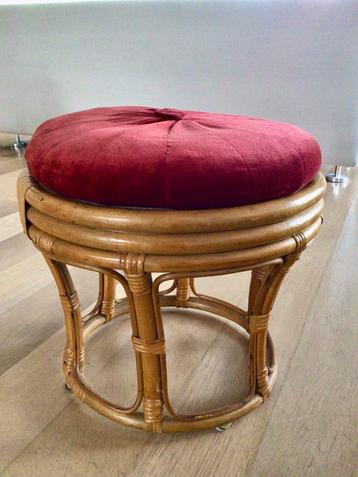 Vintage bamboe tabouret met het originele kussen beschikbaar voor biedingen