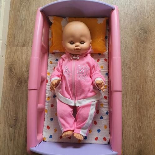 Pop met ledikantje, Kinderen en Baby's, Speelgoed | Poppen, Zo goed als nieuw, Babypop, Ophalen