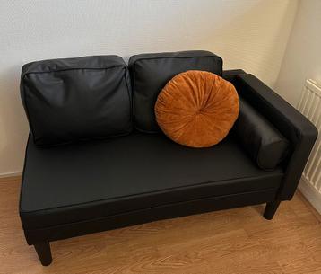 Longue met kussens/ kunstleer zwart/ nieuw beschikbaar voor biedingen