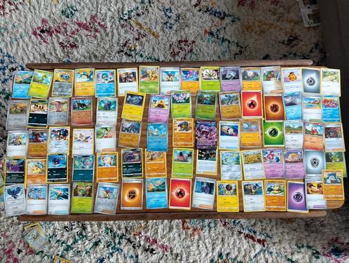 112 Pokemon kaarten met gratis doosje, Hobby en Vrije tijd, Verzamelkaartspellen | Pokémon, Gebruikt, Ophalen